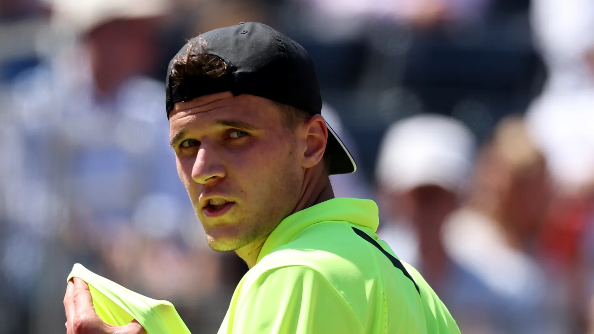 Momento di grande tensione per Jakub Mensik durante la sfida contro Roberto Bautista Agut
