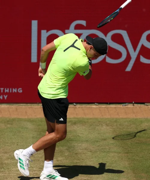 Scaglia la racchetta sugli spalti: follia del tennista. Foto