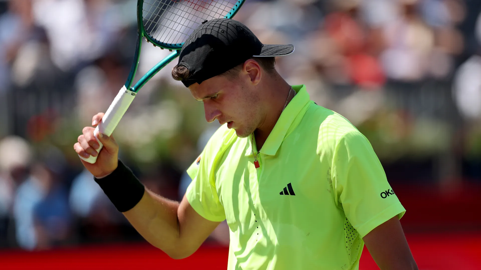 Il tennista ceco ha perso la testa e ha scagliato la sua racchetta a terra
