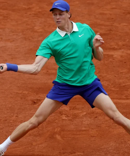 Roland Garros: Jannik Sinner parte bene con Novak Djokovic
