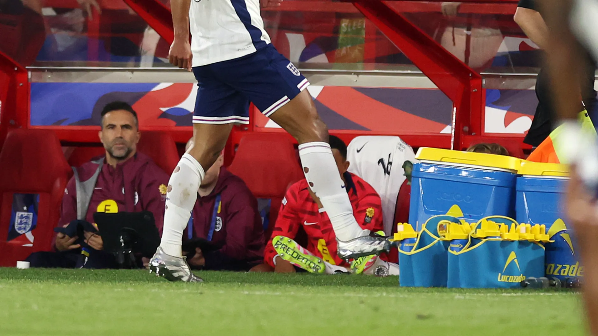 Uscendo dal campo, Bellingham ha calciato il contenitore delle borracce
