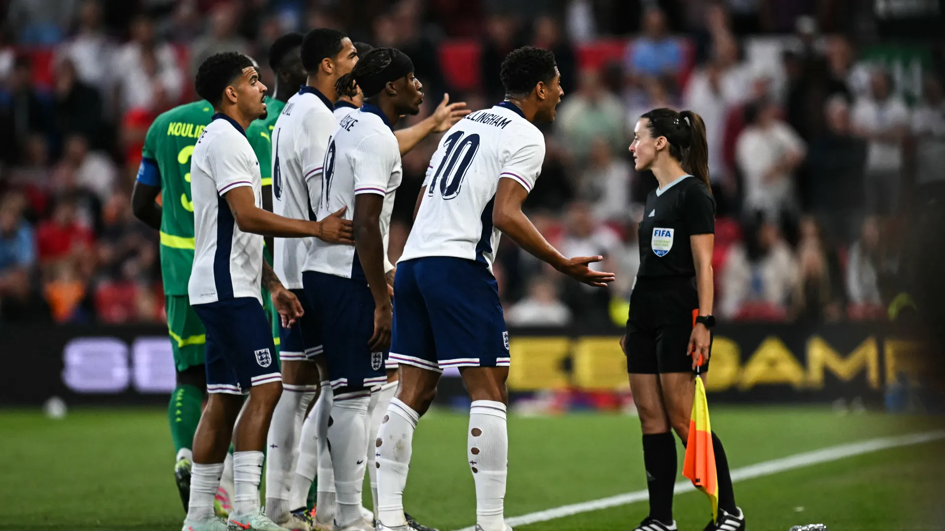 Veementi le proteste di Jude Bellingham e compagni contro l'arbitro
