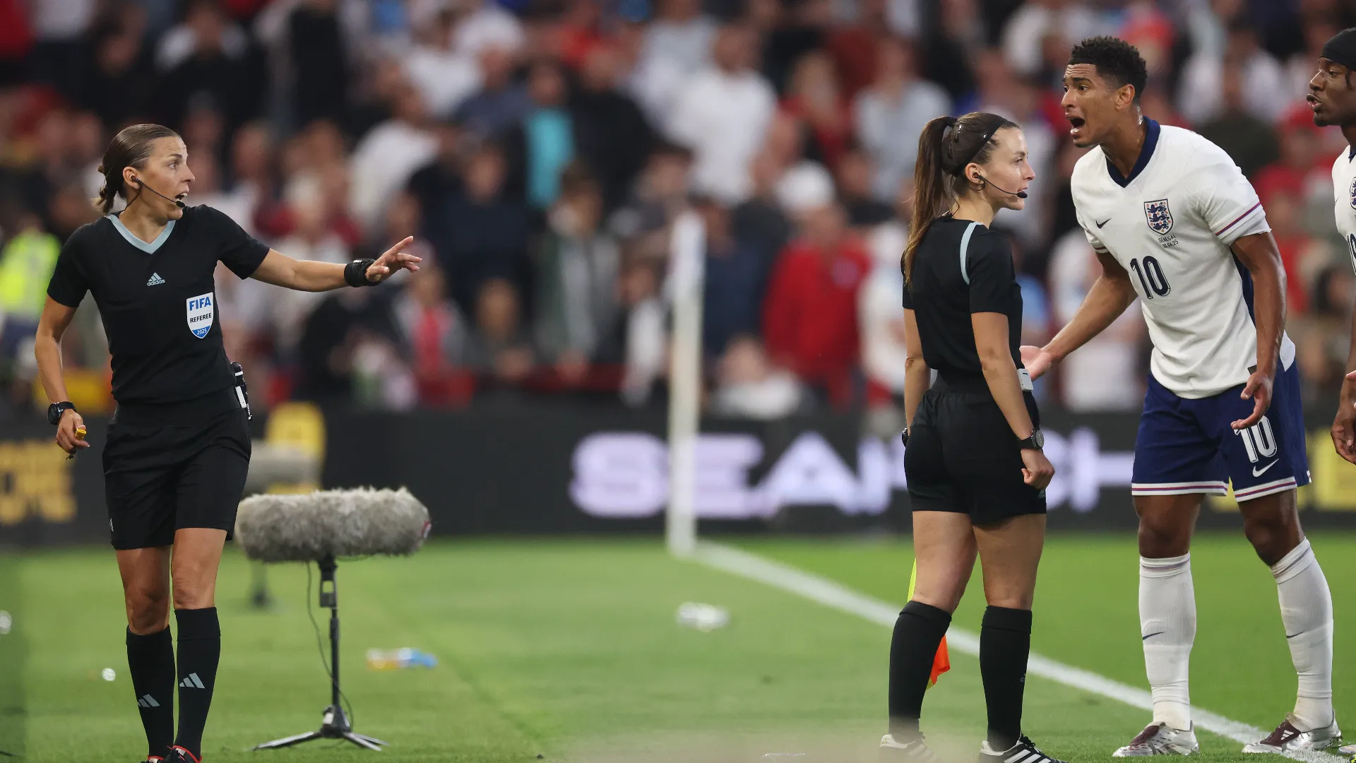 L'arbitro inizialmente ha confermato il gol, poi l'ha annullato dopo controllo VAR
