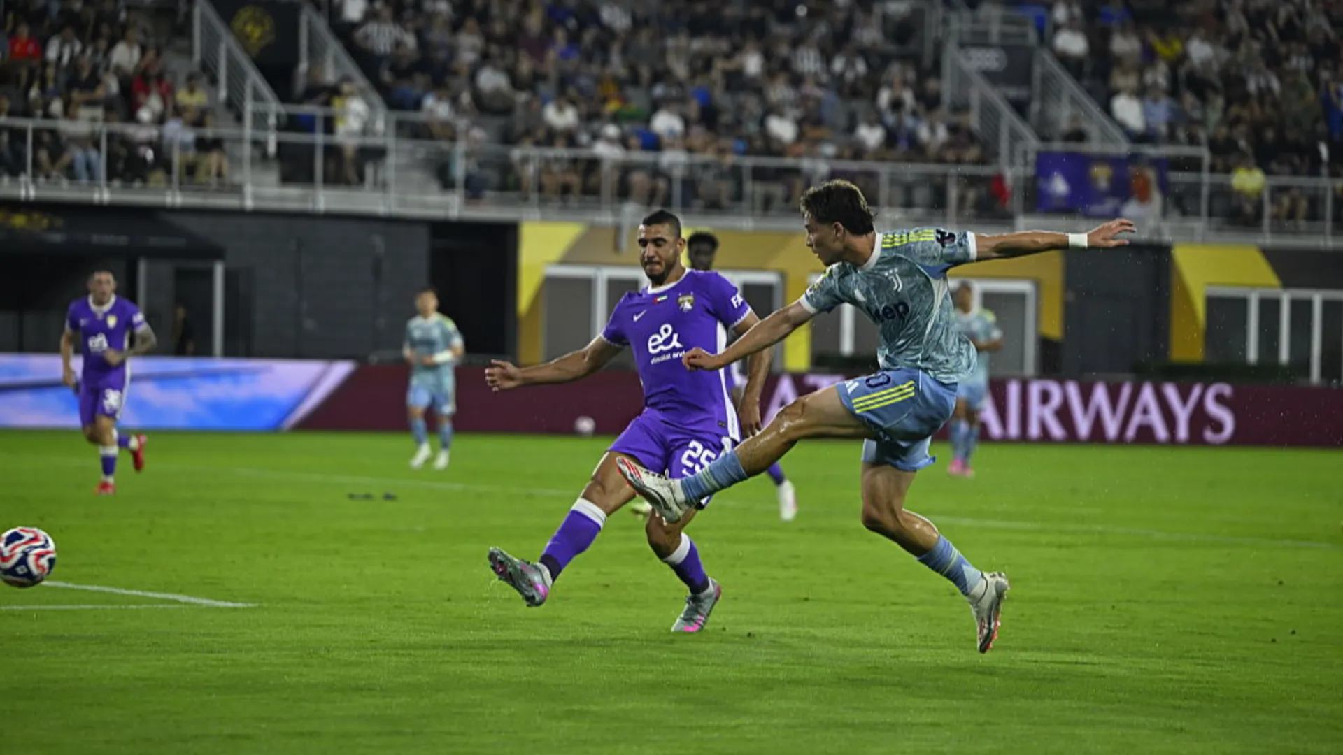 Da segnalare anche un palo di Douglas Luiz al 90'.