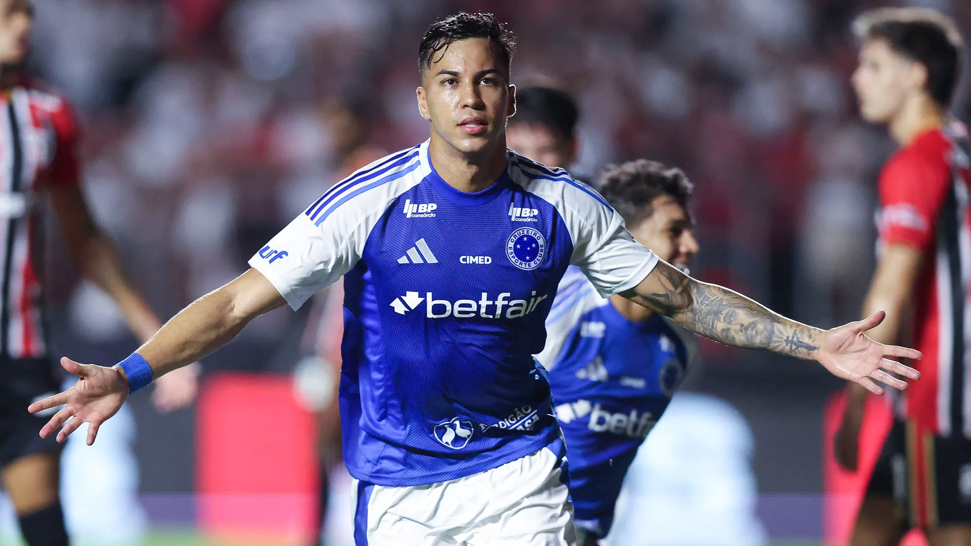 Con otto reti in undici partite di campionato, è uno degli attaccanti più prolifici della Serie A brasiliana