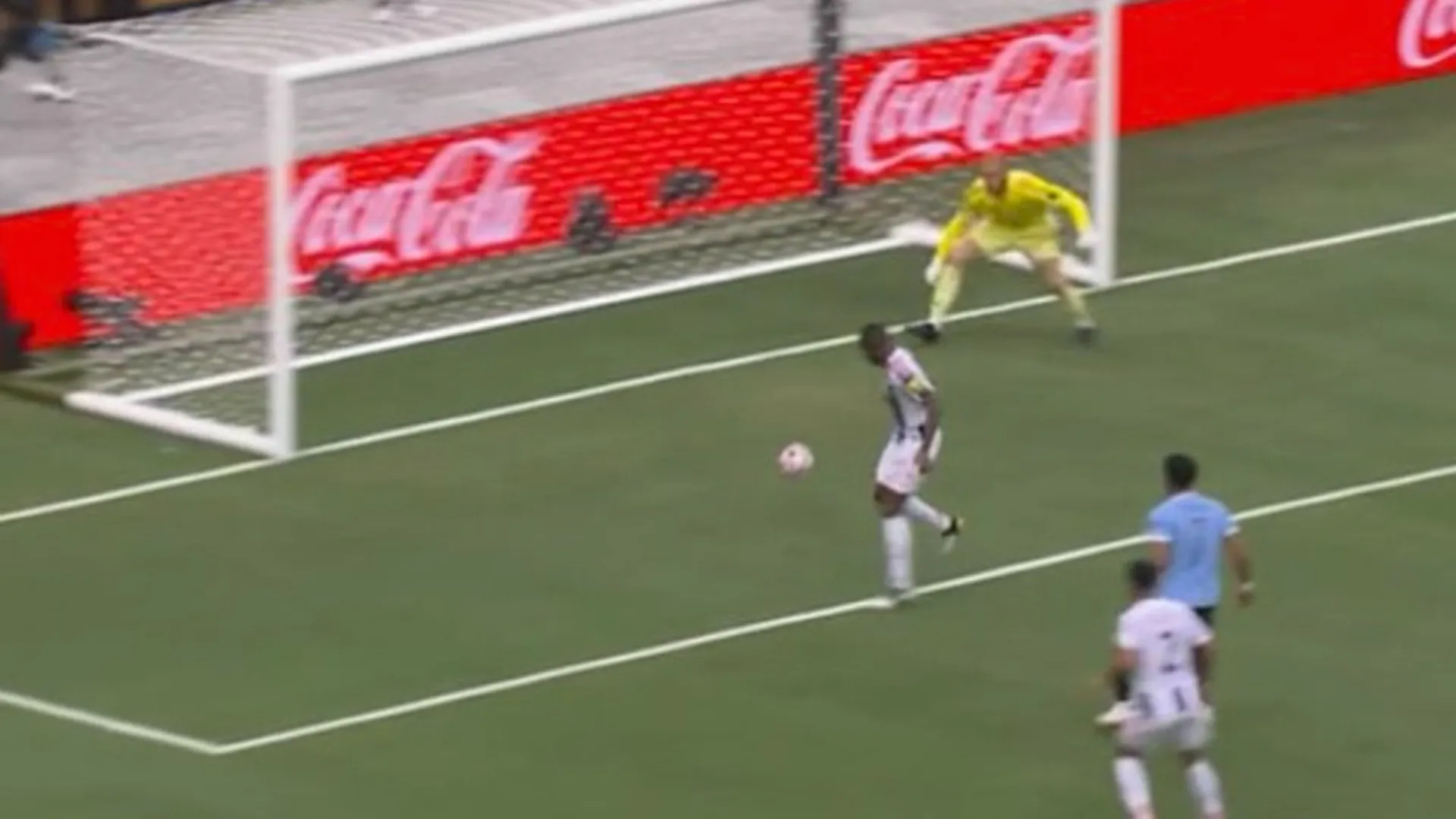 Il difensore della Juventus su un cross di Nunes ha trafitto il proprio portiere, Di Gregorio