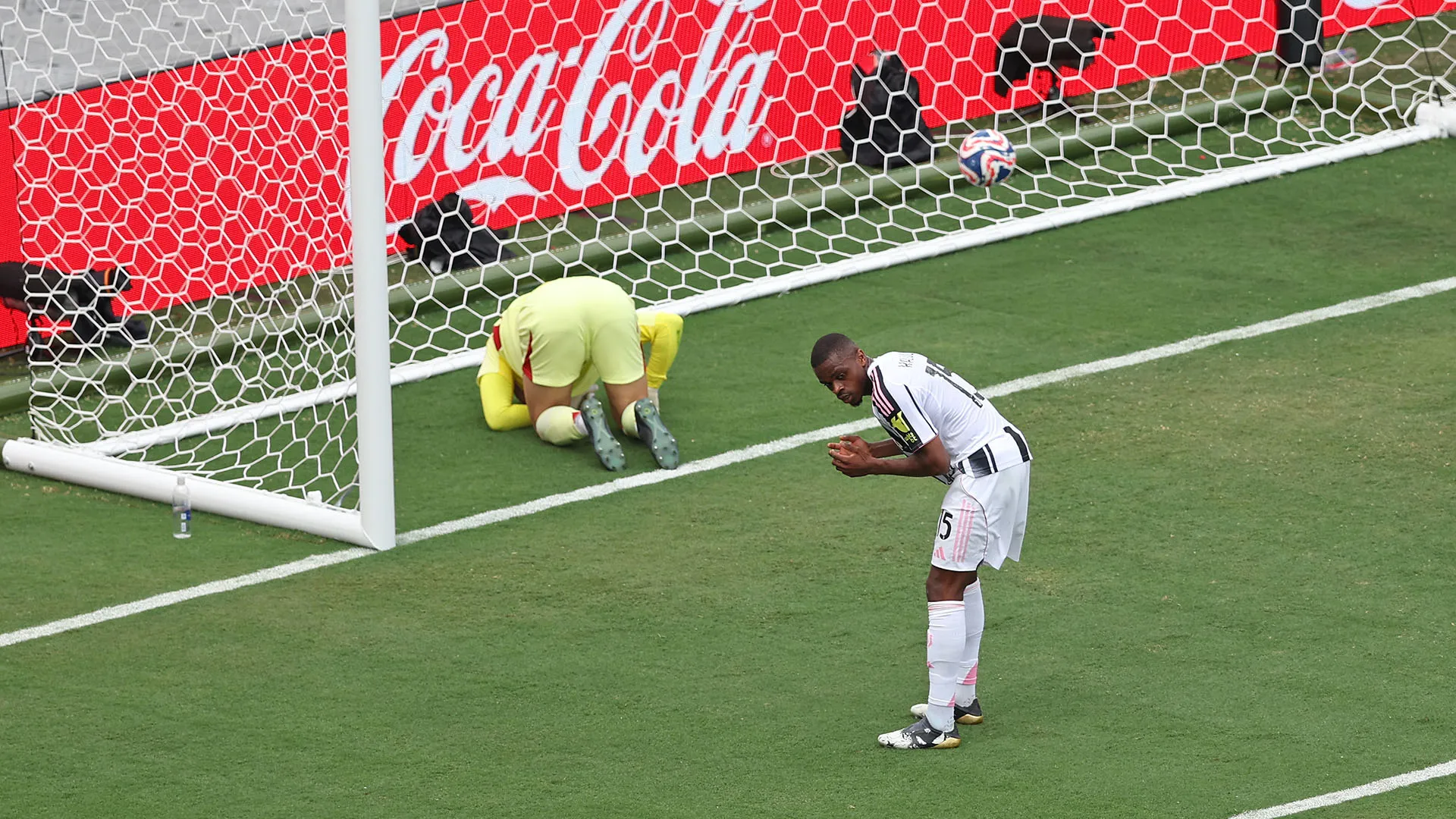 L'autogol comico fa il giro del mondo
