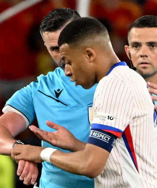 Kylian Mbappé non si fida: scena insolita sotto gli occhi di tutti, le foto