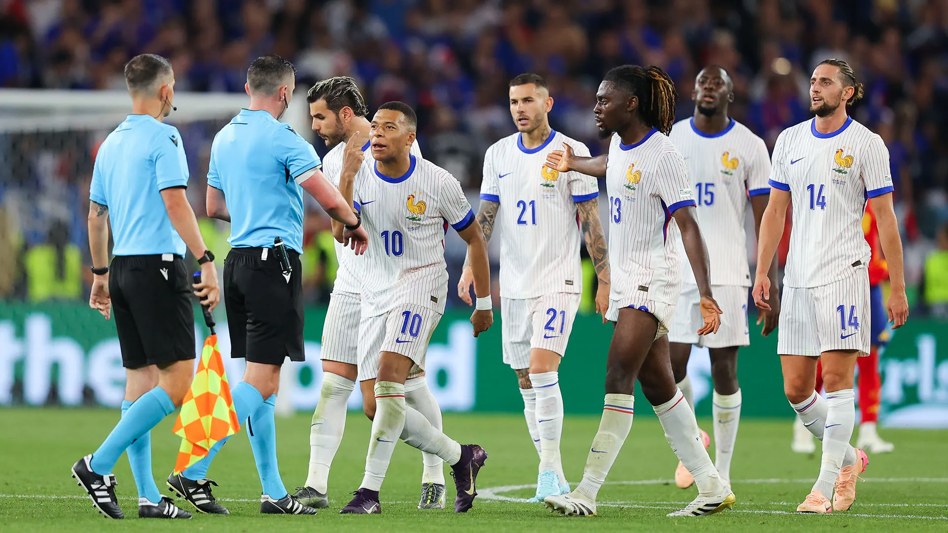 Il campione al termine di Spagna-Francia ha voluto verificare l'orologio dell'arbitro

