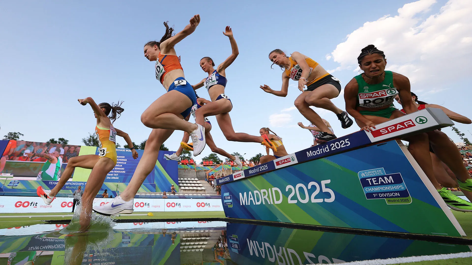 L'atleta portoghese è caduta nella vasca piena d'acqua durante la gara dei 3000 siepi