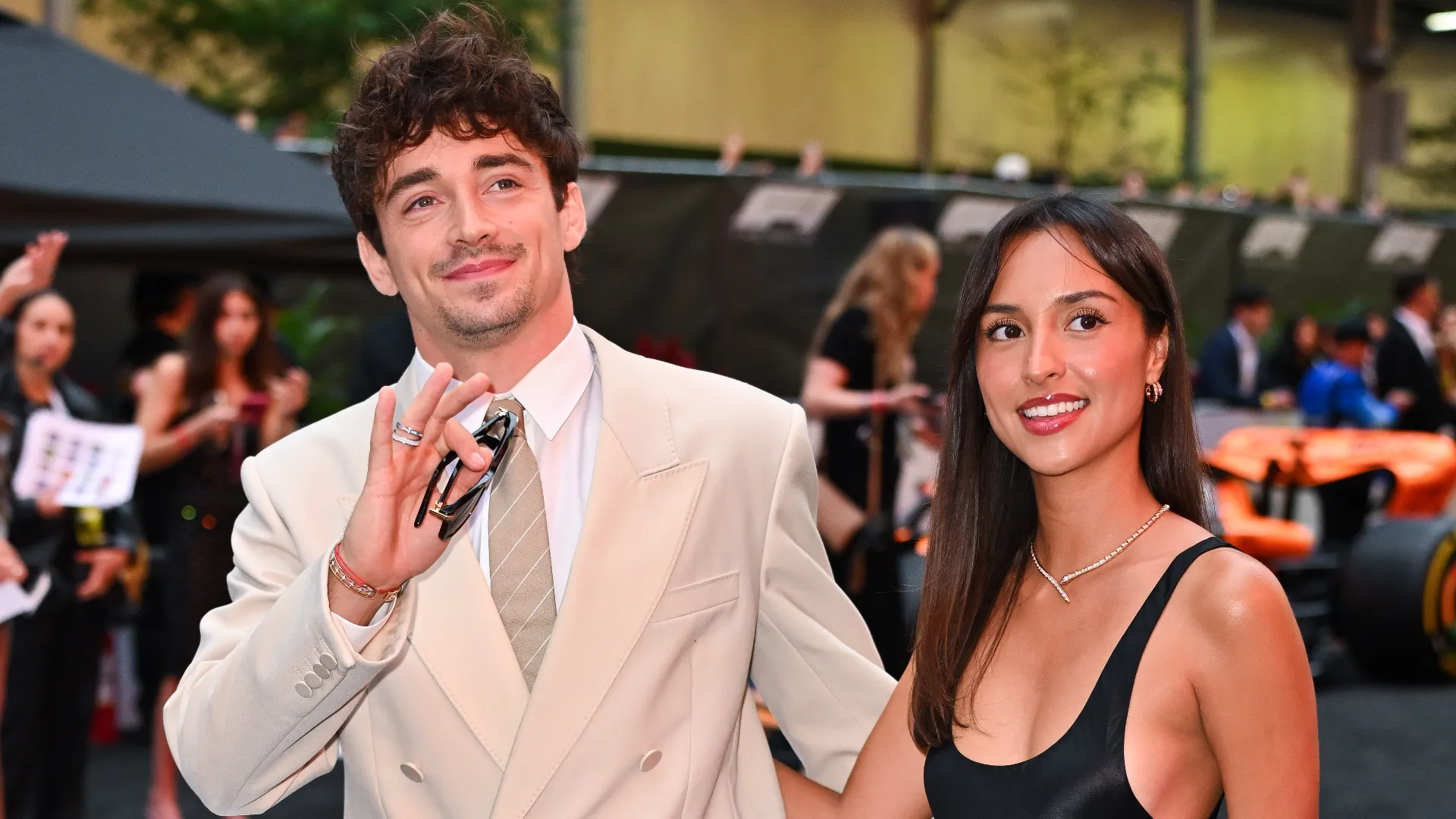 Sul red carpet ci sono tanti protagonisti del mondo della Formula 1: Charles Leclerc ha rubato la scena con la fidanzata Alexandra Saint Mleux