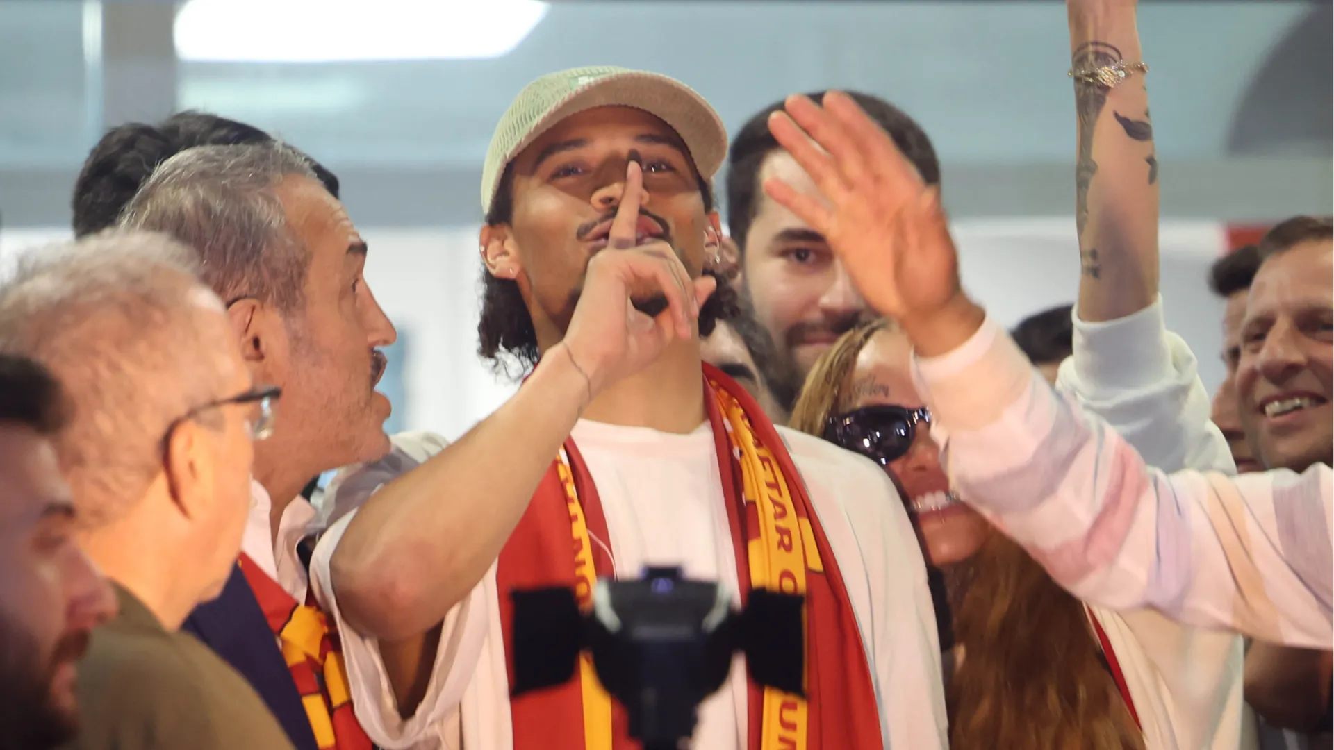 Qualora accettasse, al Galatasaray troverebbe Leroy Sané, sbarcato da poco in Turchia
