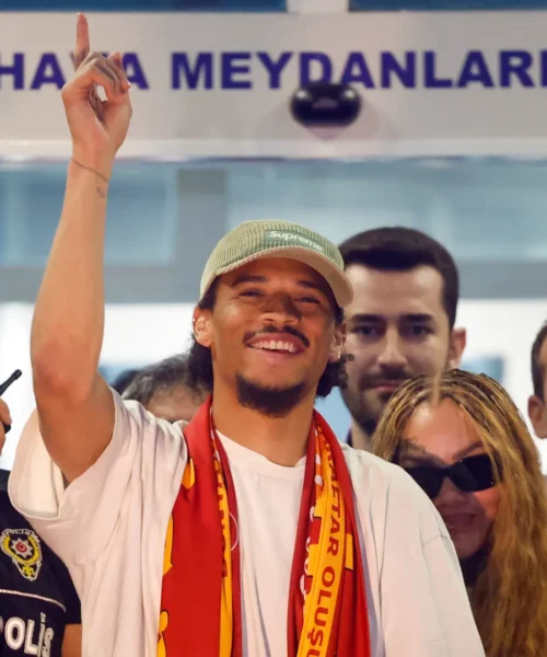 Leroy Sané accolto come un re in Turchia: le immagini