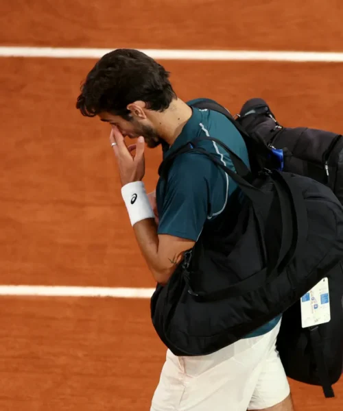Roland Garros, Musetti dura due set, poi si ritira: Alcaraz in finale