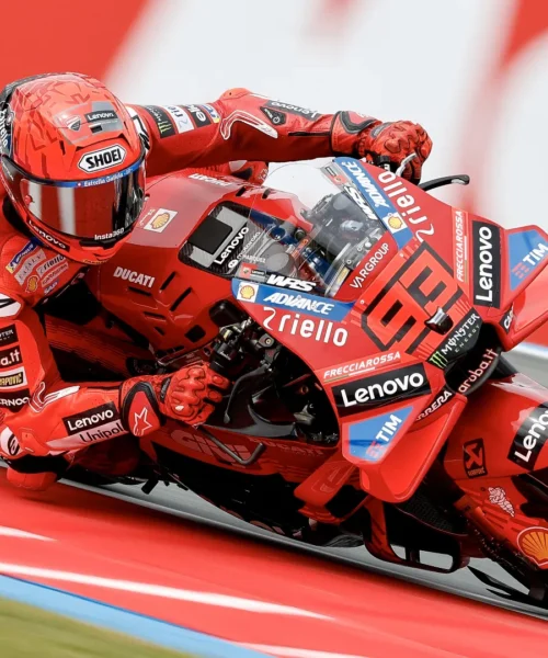 Marc Marquez trionfa ad Assen, Bezzecchi e Bagnaia sul podio, fratturato Alex Marquez