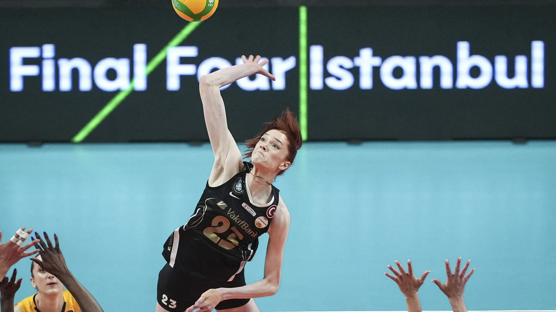 Nel 2025 vince il campionato proprio con la squadra di Istanbul