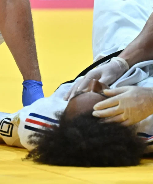 Collassa sul tatami, attimi di terrore per Martha Fawaz: le immagini