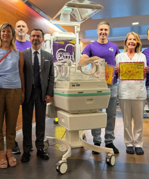 Mattia Casse vince anche fuori dalla pista e dona una culla termica