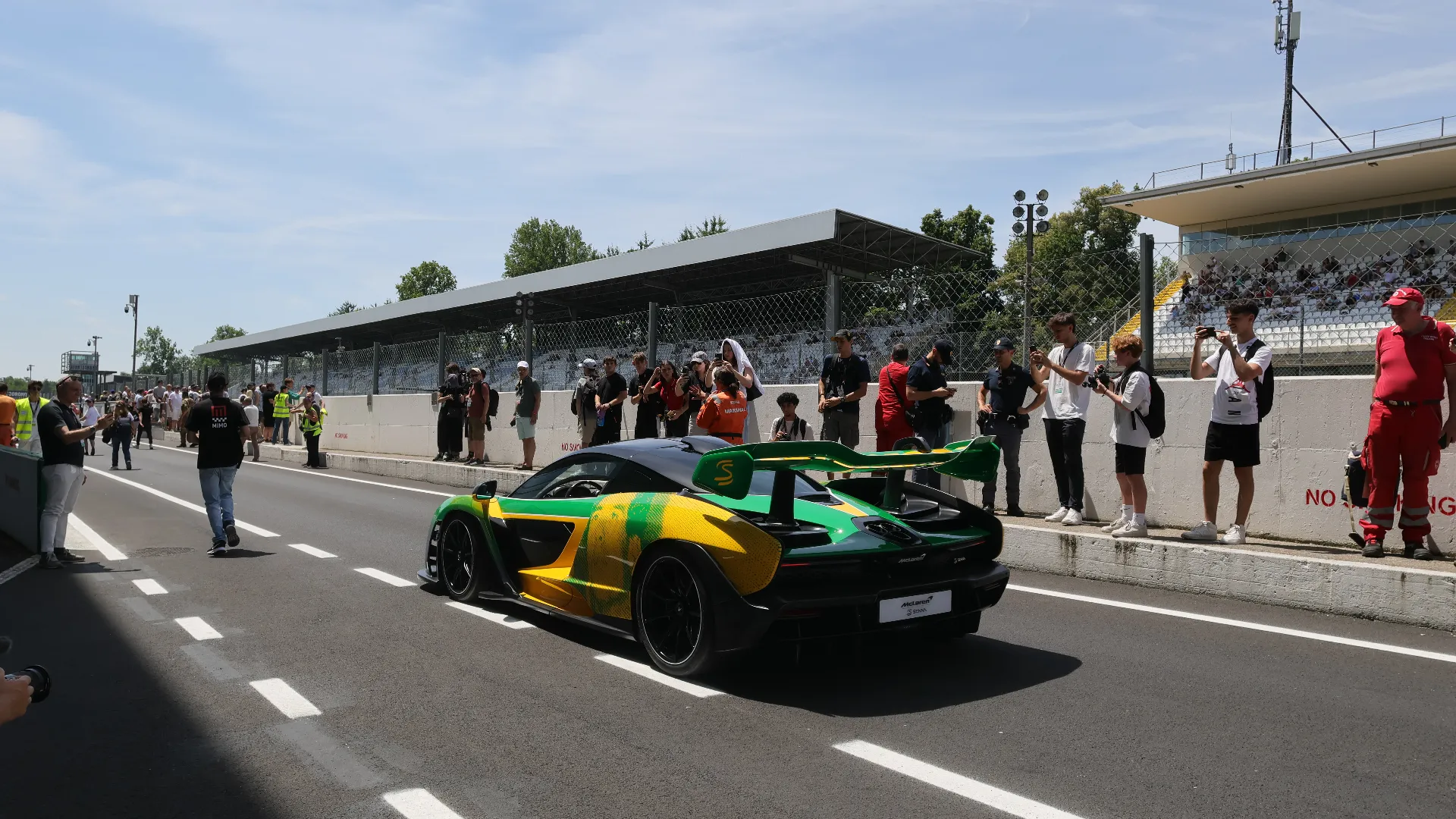 Il modello porta sia il nome di Senna sia il suo logo “Doppia S” accanto al badge McLaren