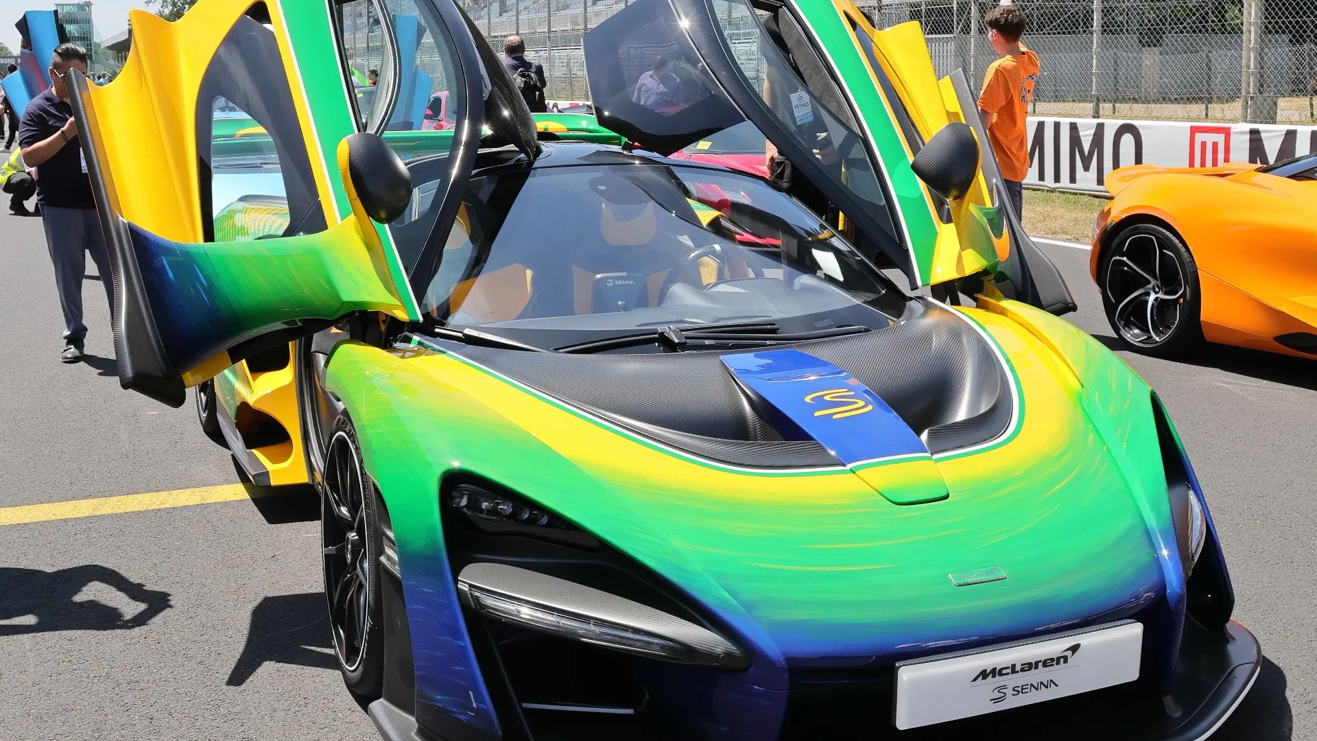 Dettagli verdi e bianchi sul cofano e attorno al parabrezza si ispirano direttamente al casco di Senna