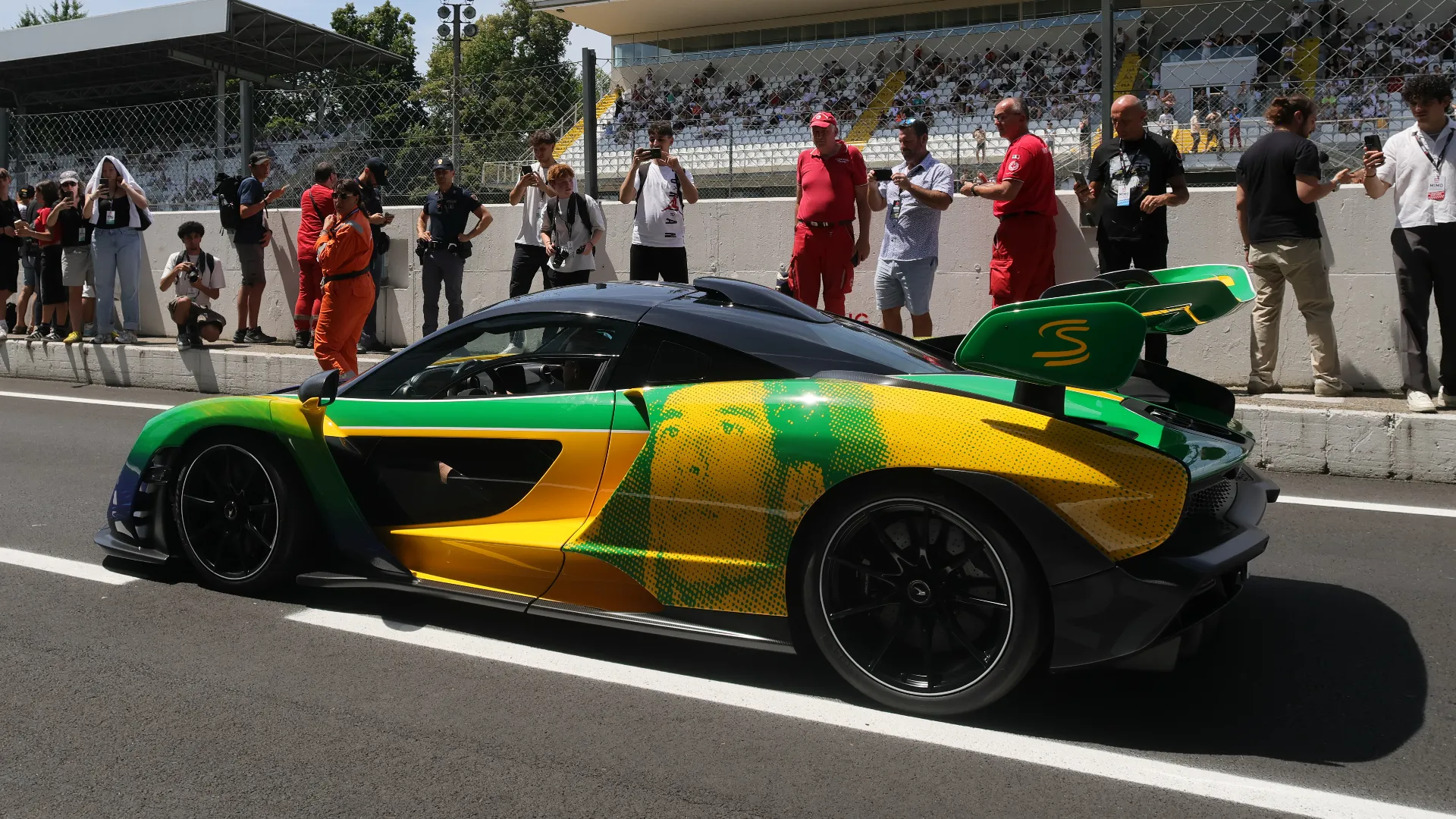 La livrea ricorda Senna con grafiche che richiamano la sua determinazione... 