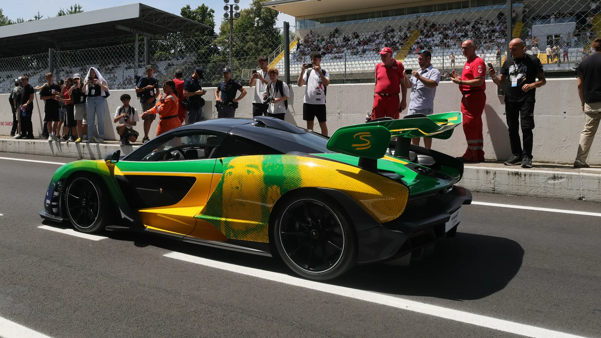 I colori accesi e i dettagli personalizzati richiamano anche i successi di Ayrton sulle strade di Monte Carlo