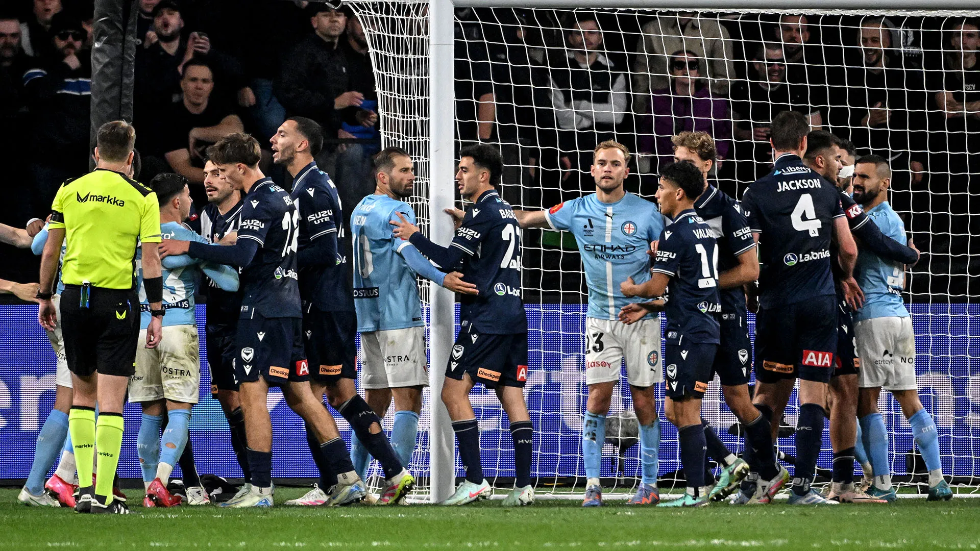 Si è scatenata un'enorme rissa che ha coinvolto molti calciatori