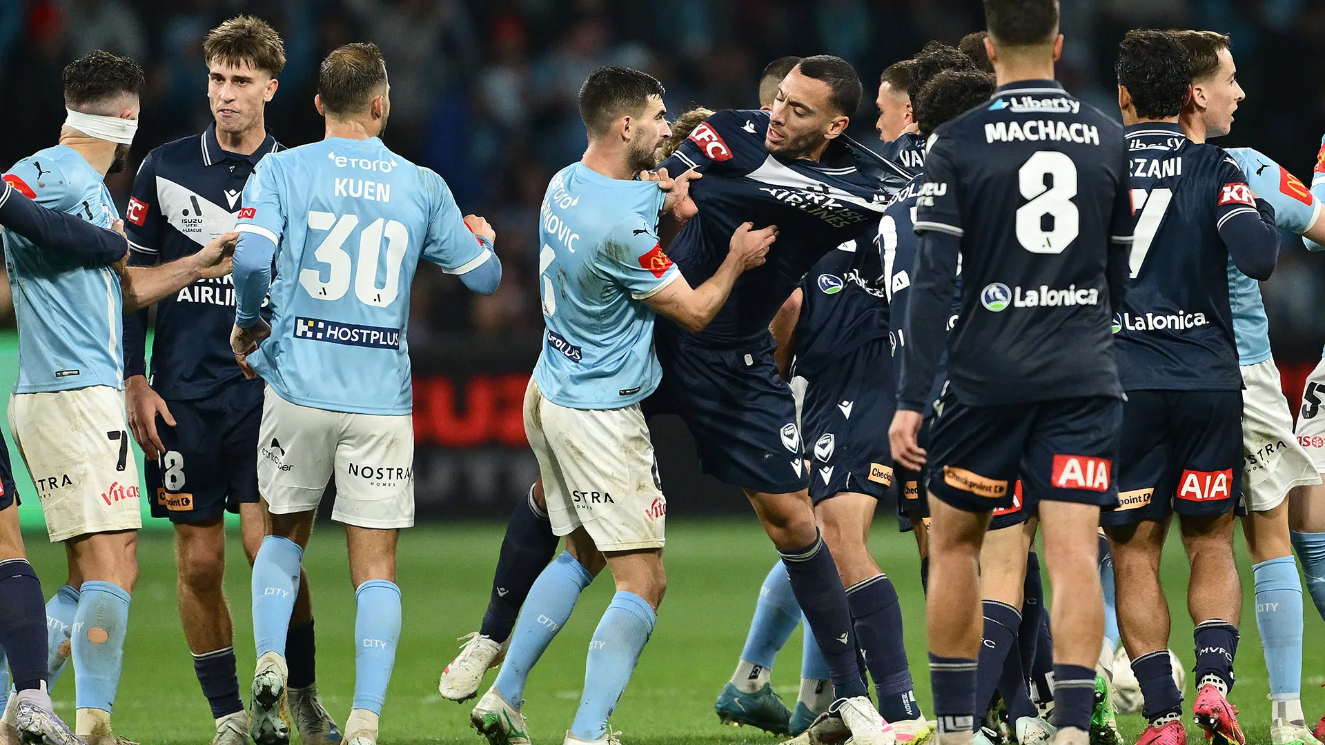 I calciatori si improvvisano pugili: le foto
