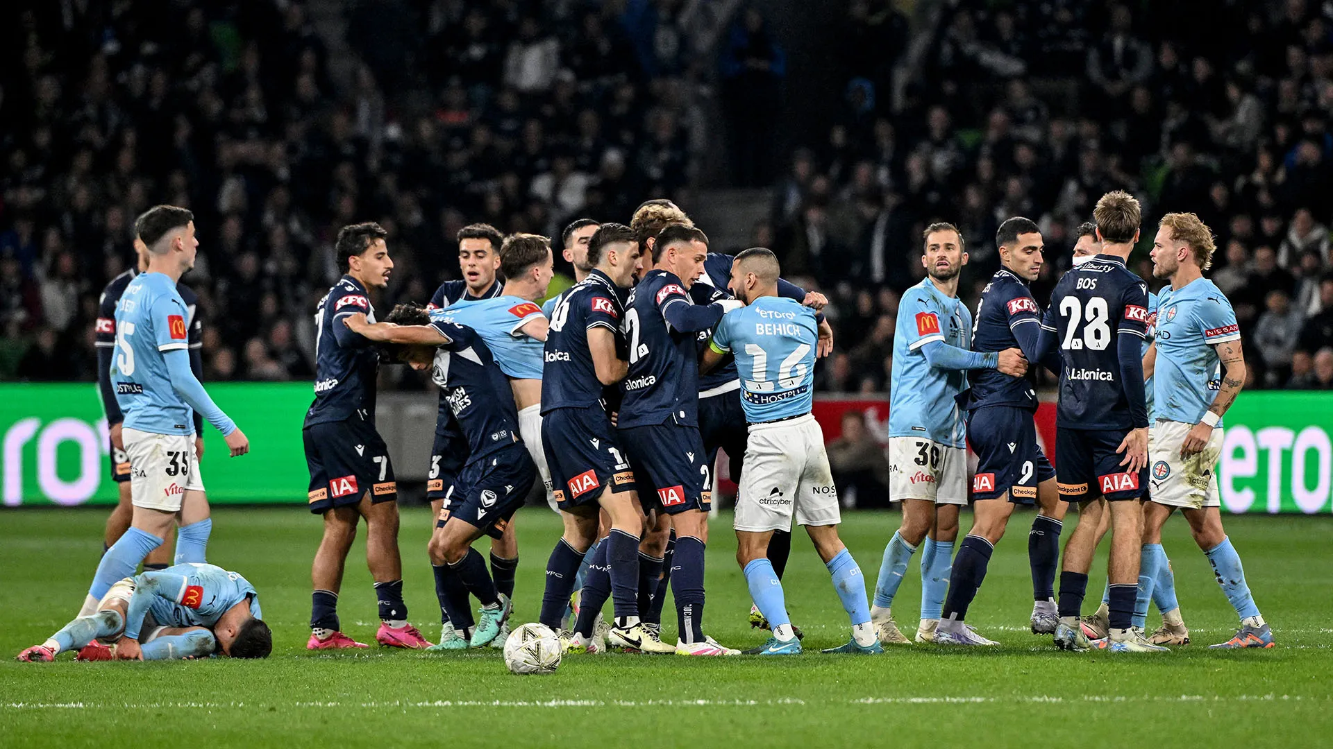 Il tutto è nato a seguito di un fallo contro un calciatore del Melbourne Victory