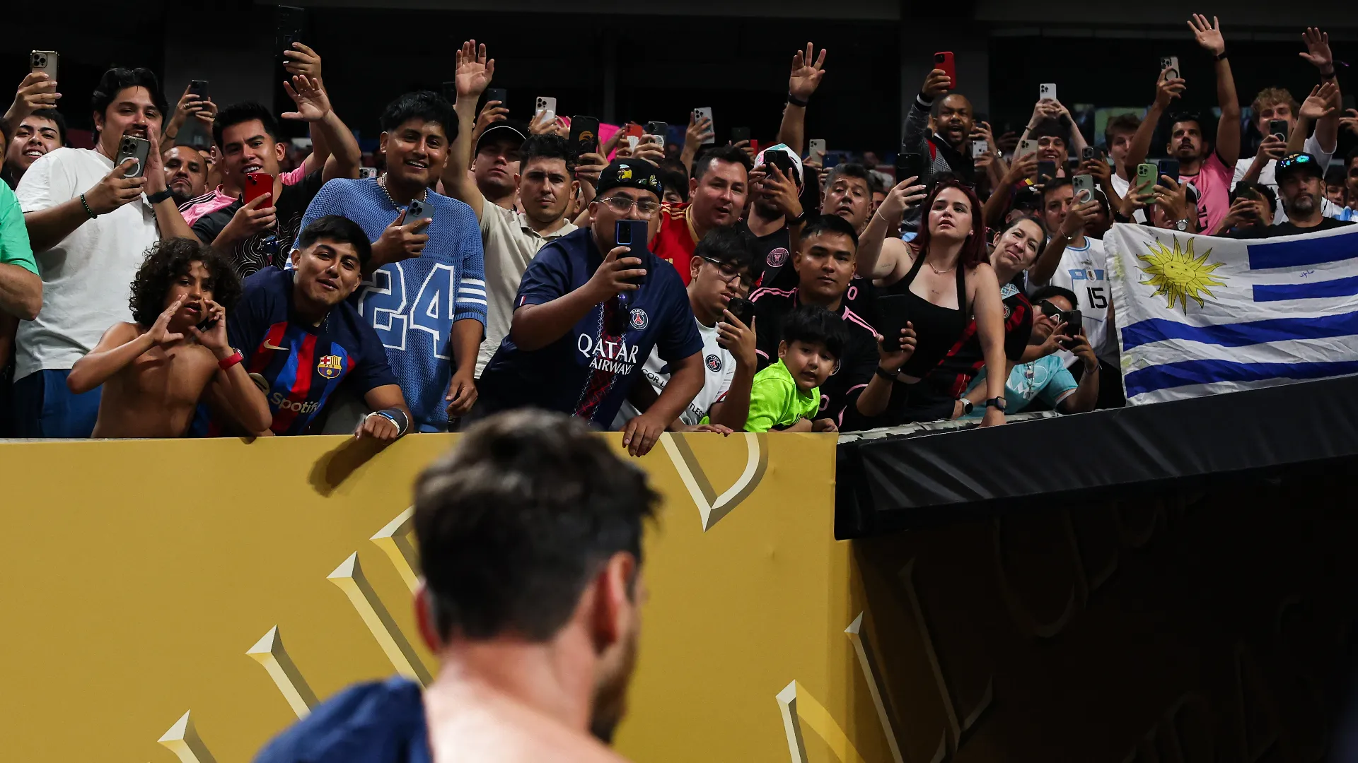 Sicuramente più freddi sono stati i tifosi del PSG, che non lo hanno mai perdonato per il suo brusco addio al club di Parigi