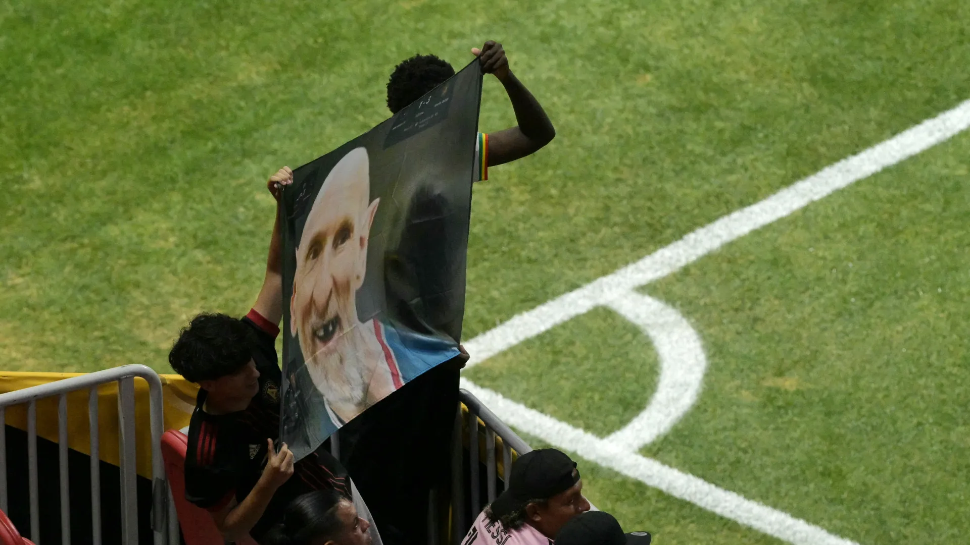 In molto lo hanno sbeffeggiato, sia allo stadio, sia sui social: qui uno striscione un po' troppo irrispettoso