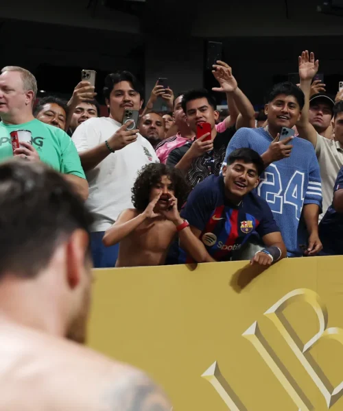 Messi umiliato: i giocatori del PSG lo consolano, tifosi spietati. Foto