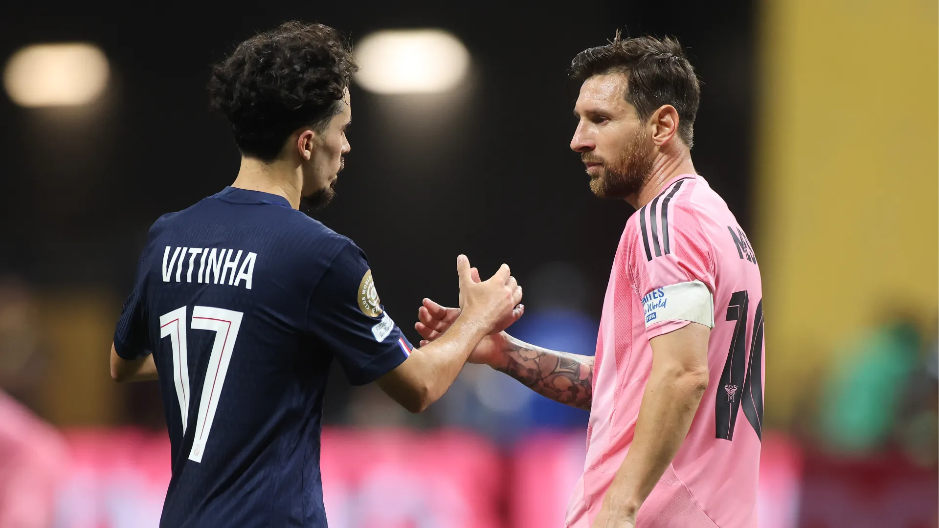 Al termine del match la leggenda argentina è stata omaggiata dai giocatori del PSG e suoi ex compagni di squadra: qui la stretta di mano con Vitinha