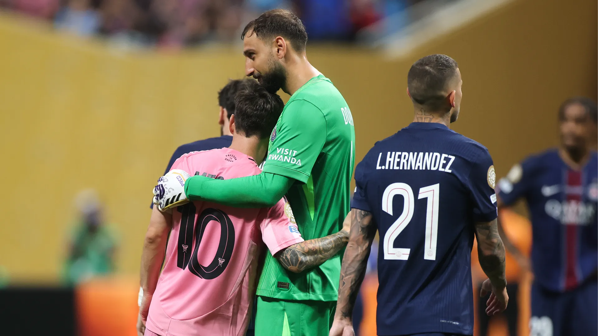 L'abbraccio con Gianluigi Donnarumma