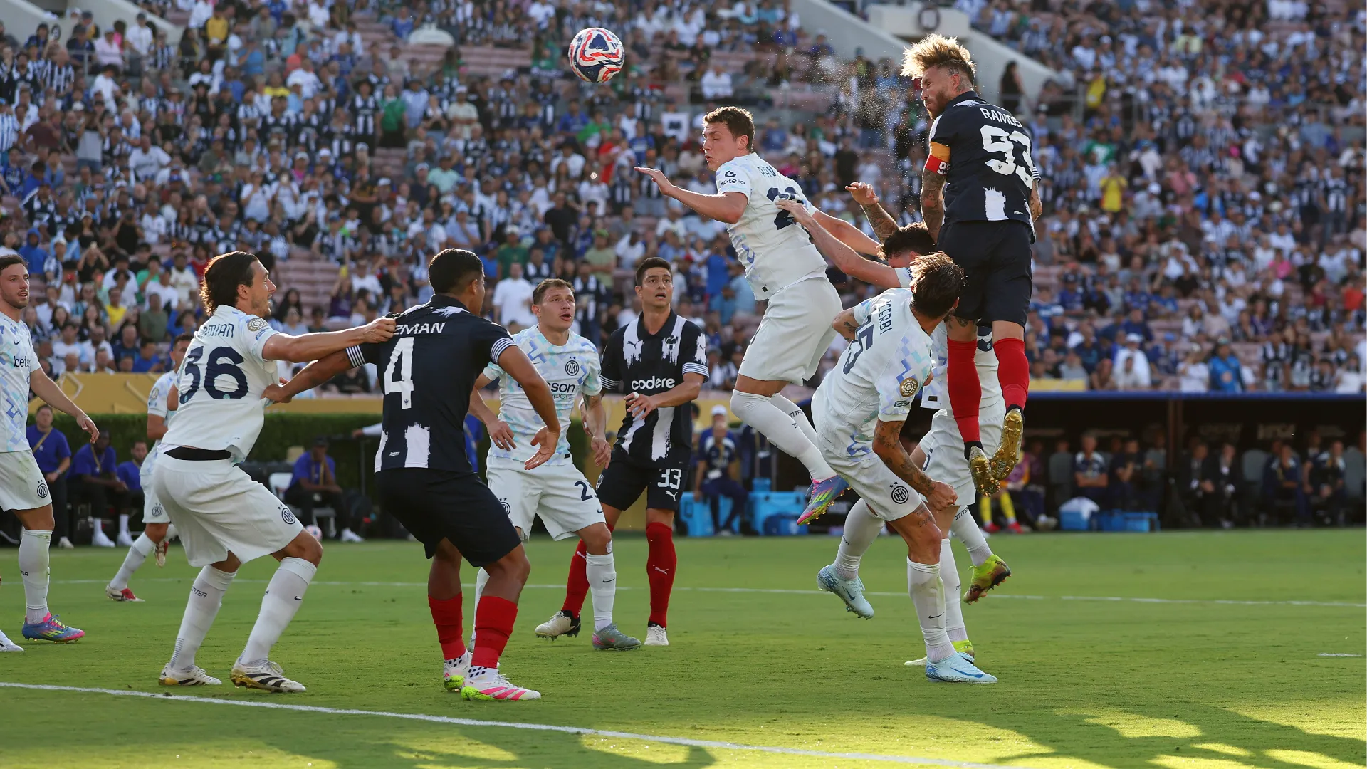 ... a castigarli il quasi quarantenne Sergio Ramos, che è saltato più in alto di tutti... 