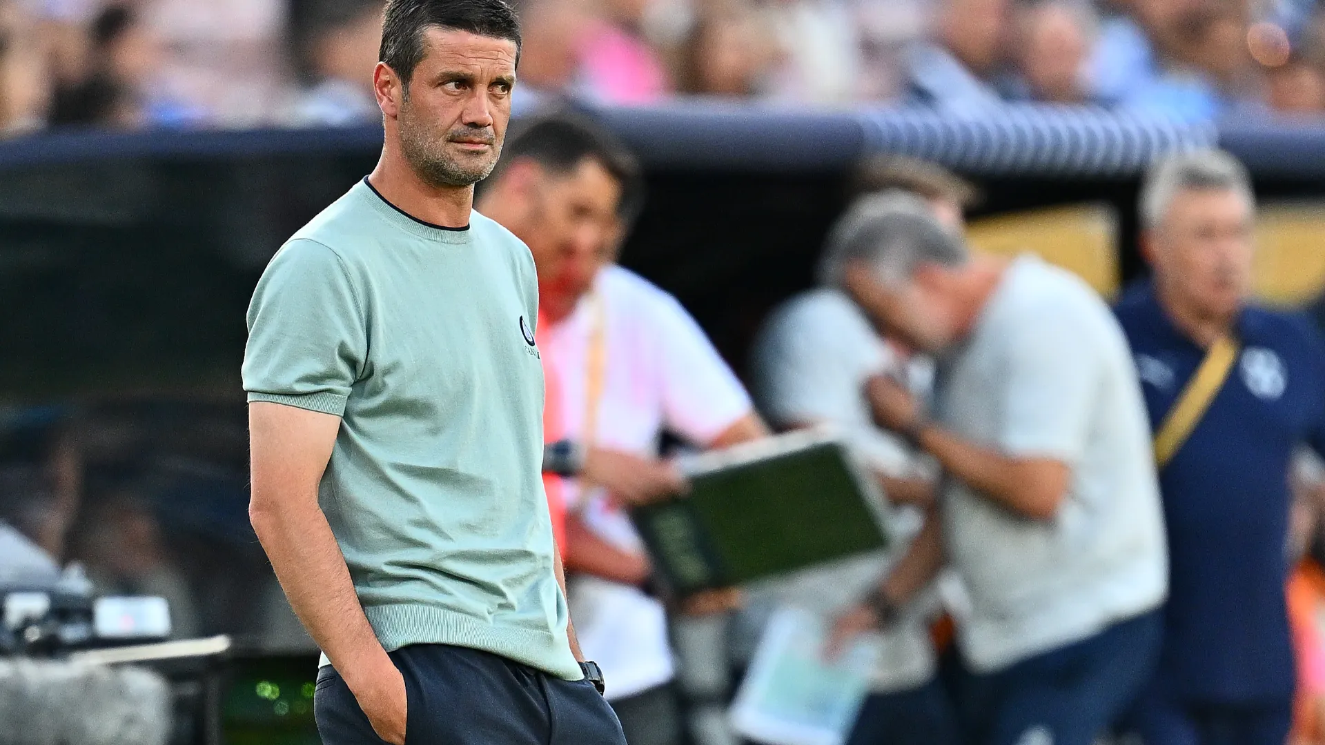 ... la curiosità di assistere al primo match con Cristian Chivu in panchina... 