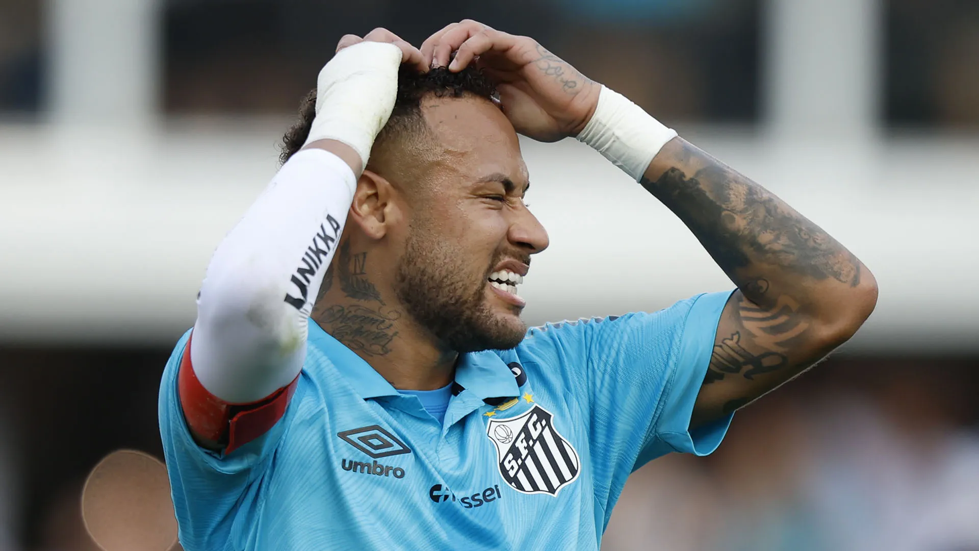 L'attaccante brasiliano ha cercato di segnare un gol con la mano ed è stato cacciato dal campo dall'arbitro