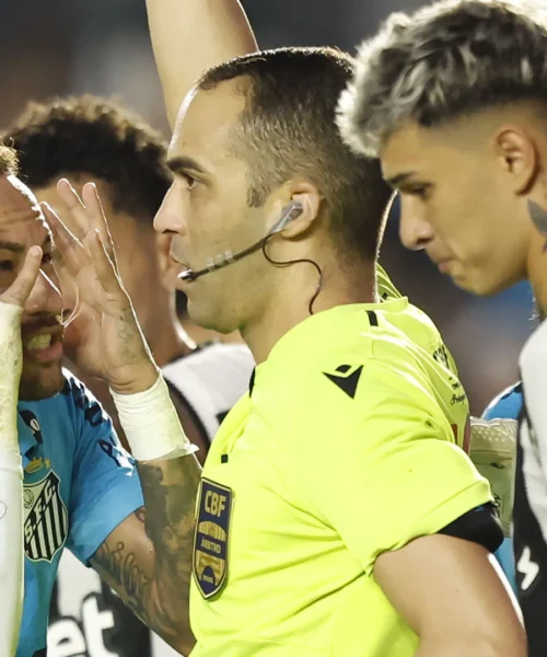 Va sempre peggio per Neymar: gesto disperato ed espulsione. Foto
