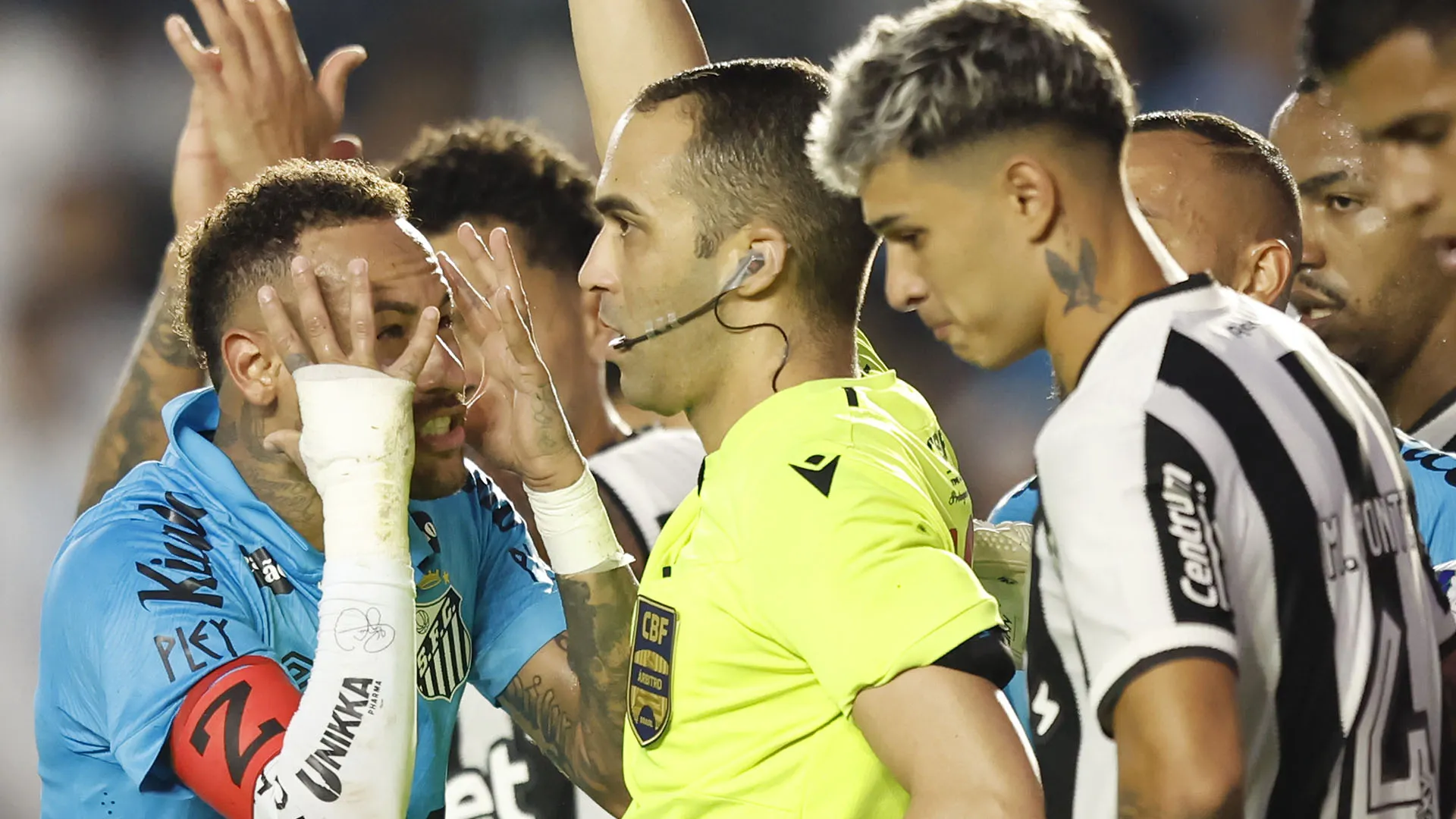Va sempre peggio per Neymar: gesto disperato ed espulsione