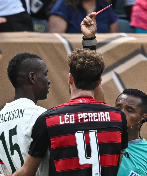 Follia dopo 4 minuti dall’ingresso in campo: espulso. Le foto