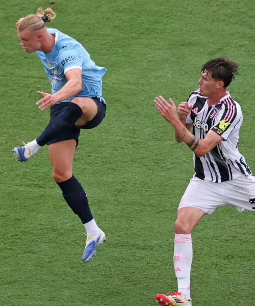 Si scontra con Erling Haaland e finisce in pezzi: le foto