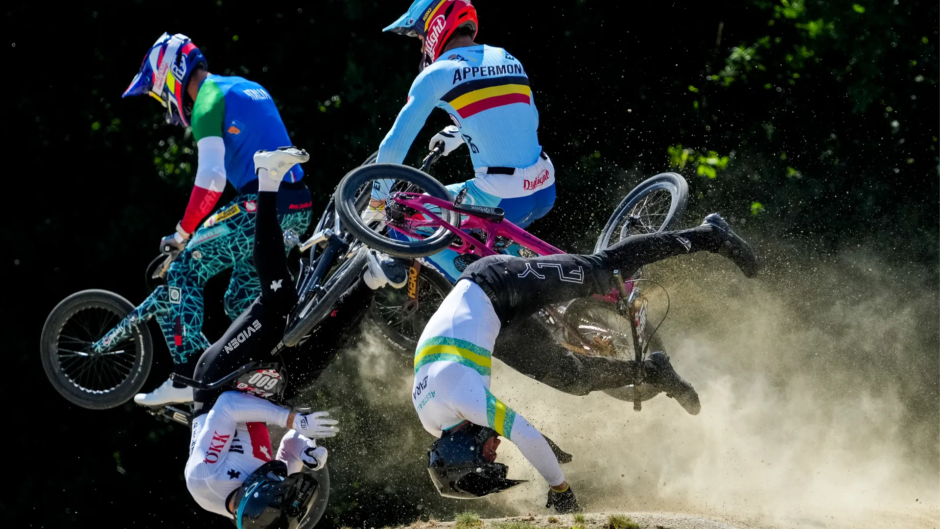 I tre campioni sono finiti a terra dopo un rovinoso incidente
