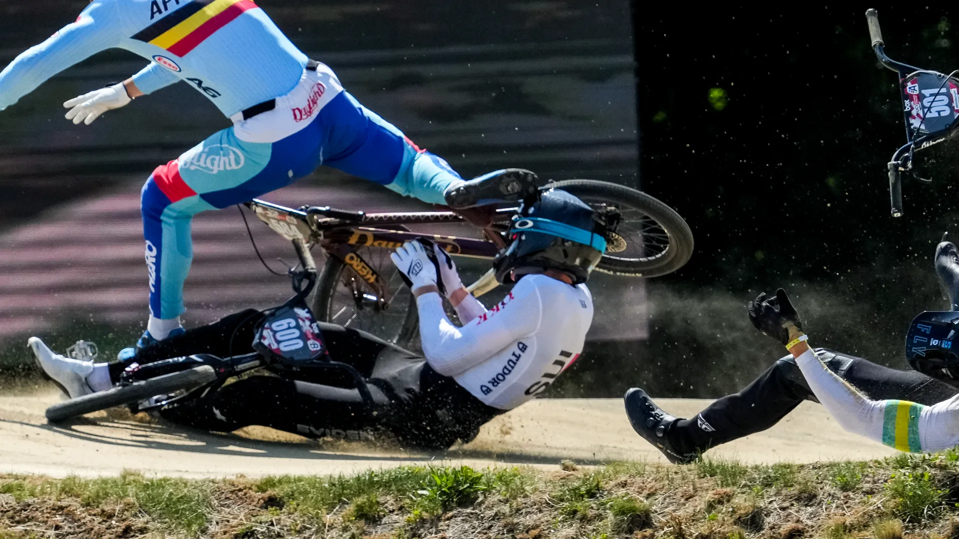 Niels Appermont, Mark Luthi e Jesse Asmus sono finiti a terra dopo un salto
