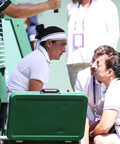 Condizioni estreme, la campionessa in lacrime si ritira da Wimbledon. Le foto