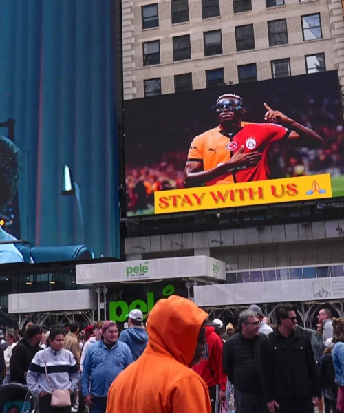 Da New York un messaggio disperato per Victor Osimhen: le immagini