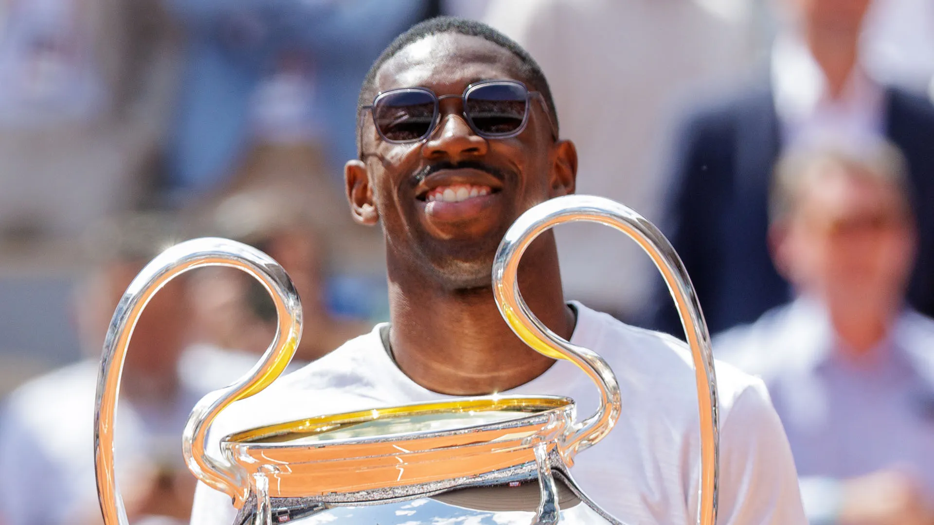 Ecco Ousmane Dembélé fiero del grande trofeo