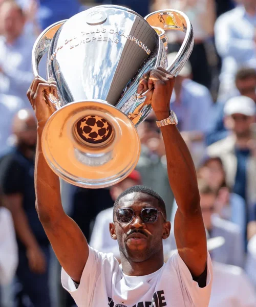 Ousmane Dembélé fa impazzire il pubblico di Parigi: le foto