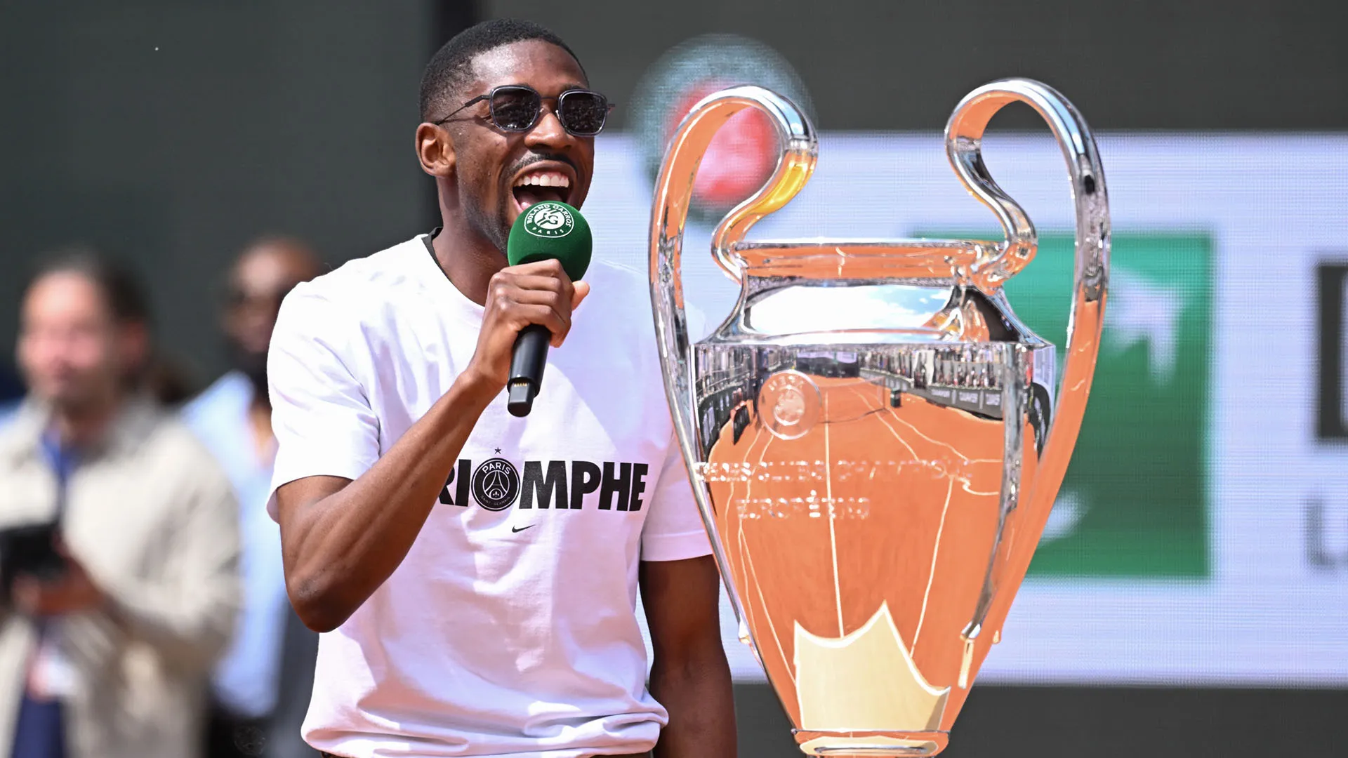 Ousmane Dembélé ha portato in campo il trofeo della Champions League
