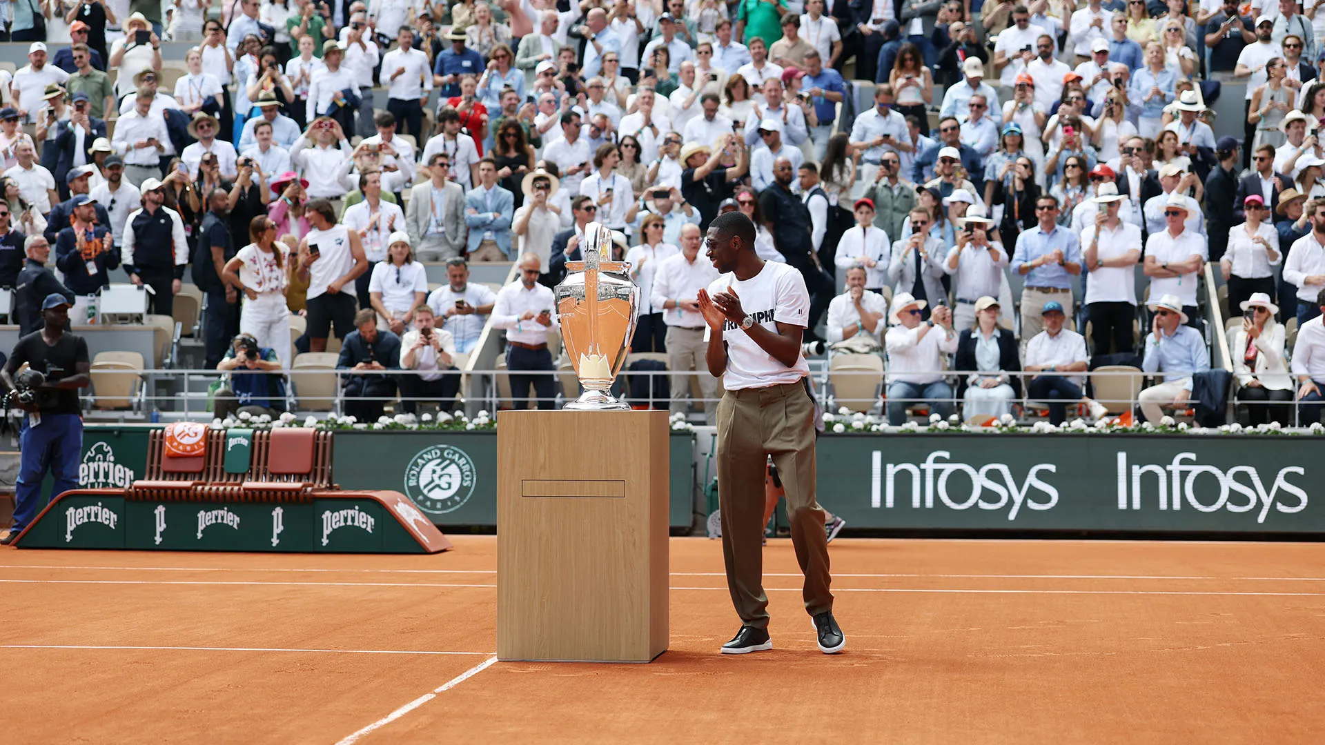 Grande festa al Roland Garros prima del match tra Djokovic e Norrie
