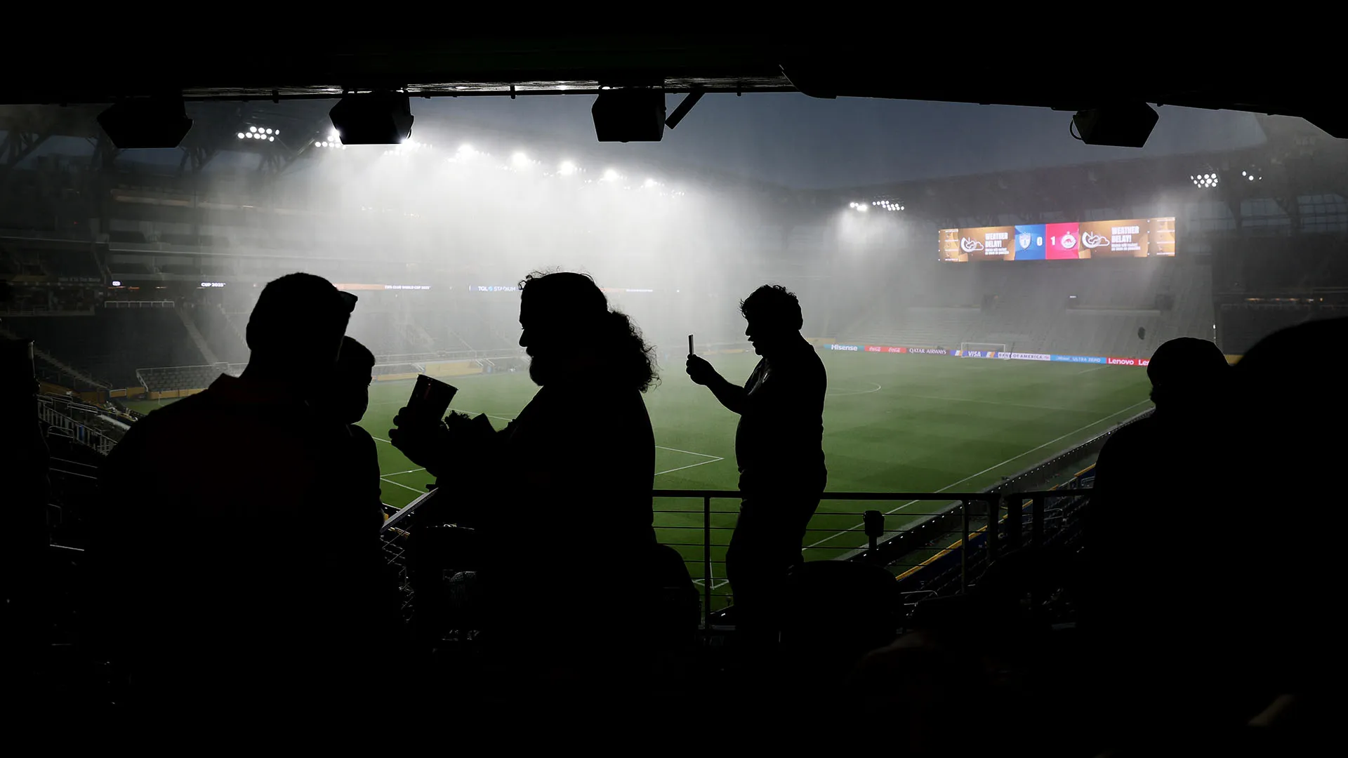 Il pubblico è stato invitato a ripararsi nelle aree interne dello stadio
